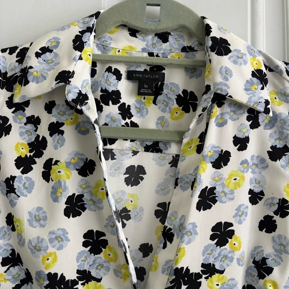 Ann Taylor Floral Button-Down Sleeveless Blouse, Size XS